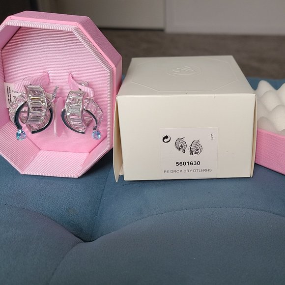 Authentic Swarovski 5601630 Matrix Earrings sold out beautiful - Picture 3 of 5